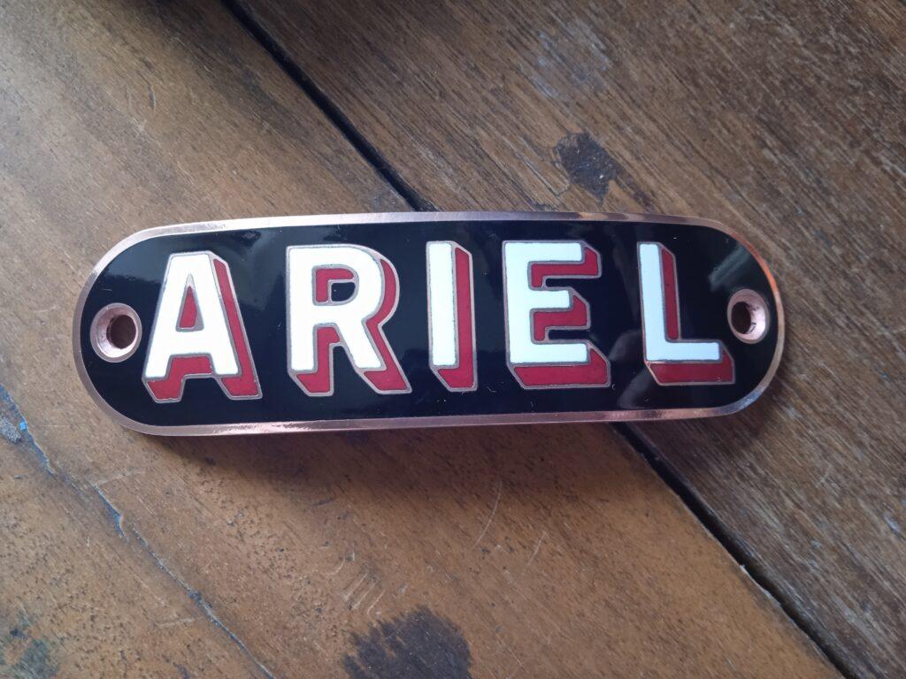 Pravý smalt • Genuine Enamel – Ariel Red Hunter Fuel Badge